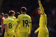 拜仁慕尼黑高薪邀请下的‘废柴’球员：职业足球生涯中的意外休息选择